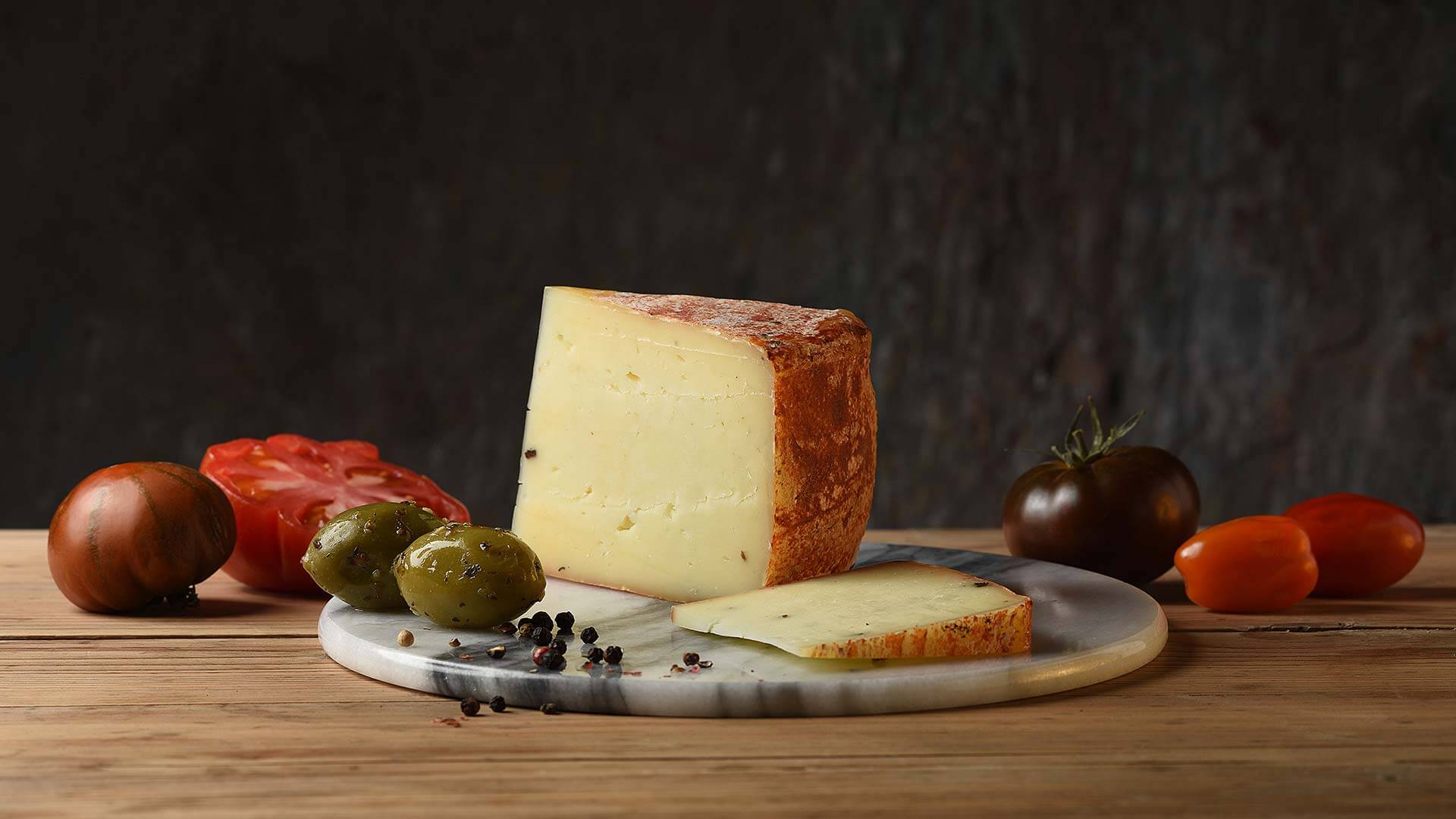 Foto Milchprodukte Foodfoto Käsegroßhändler Gourmet Bio-Käse Stilllife Käsespezialitäten Food Fotografie Eifert Fotodesign Ulm Bio Käsesorten fotografieren Fotos arrangieren Foodfoto rustikal eifertfotodesign Werbefotografie
